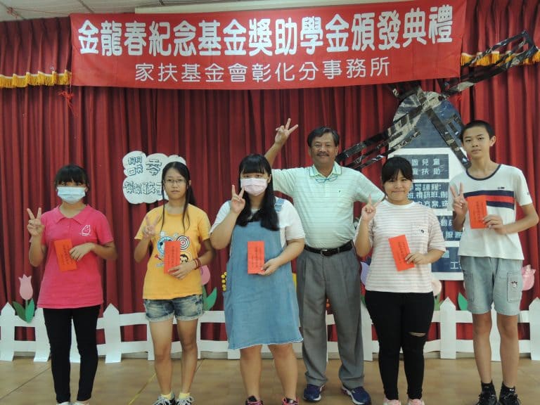指傳媒3 吳叔叔頒獎學金給獲獎學子 768x576